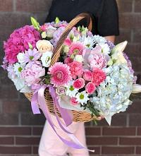 Цветочная композиция из Розы, Хризантемы, Пионы и Лизиантусы в корзине в Тоншаево